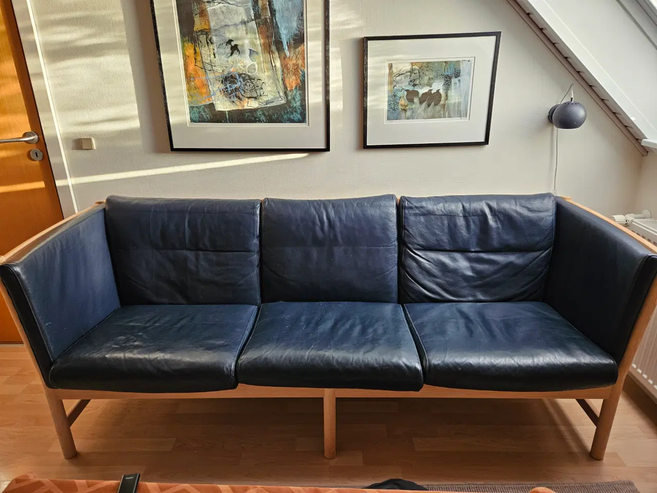 Billede 2 - Tremmesofa i sæbebehandlet bøg med blå læderhynder
