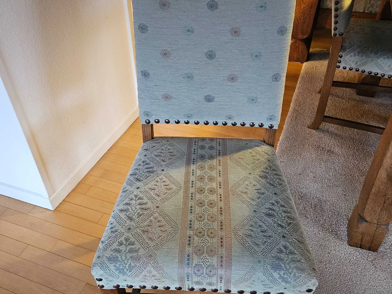 Billede 3 - Antikt spisebord og stole i massiv eg