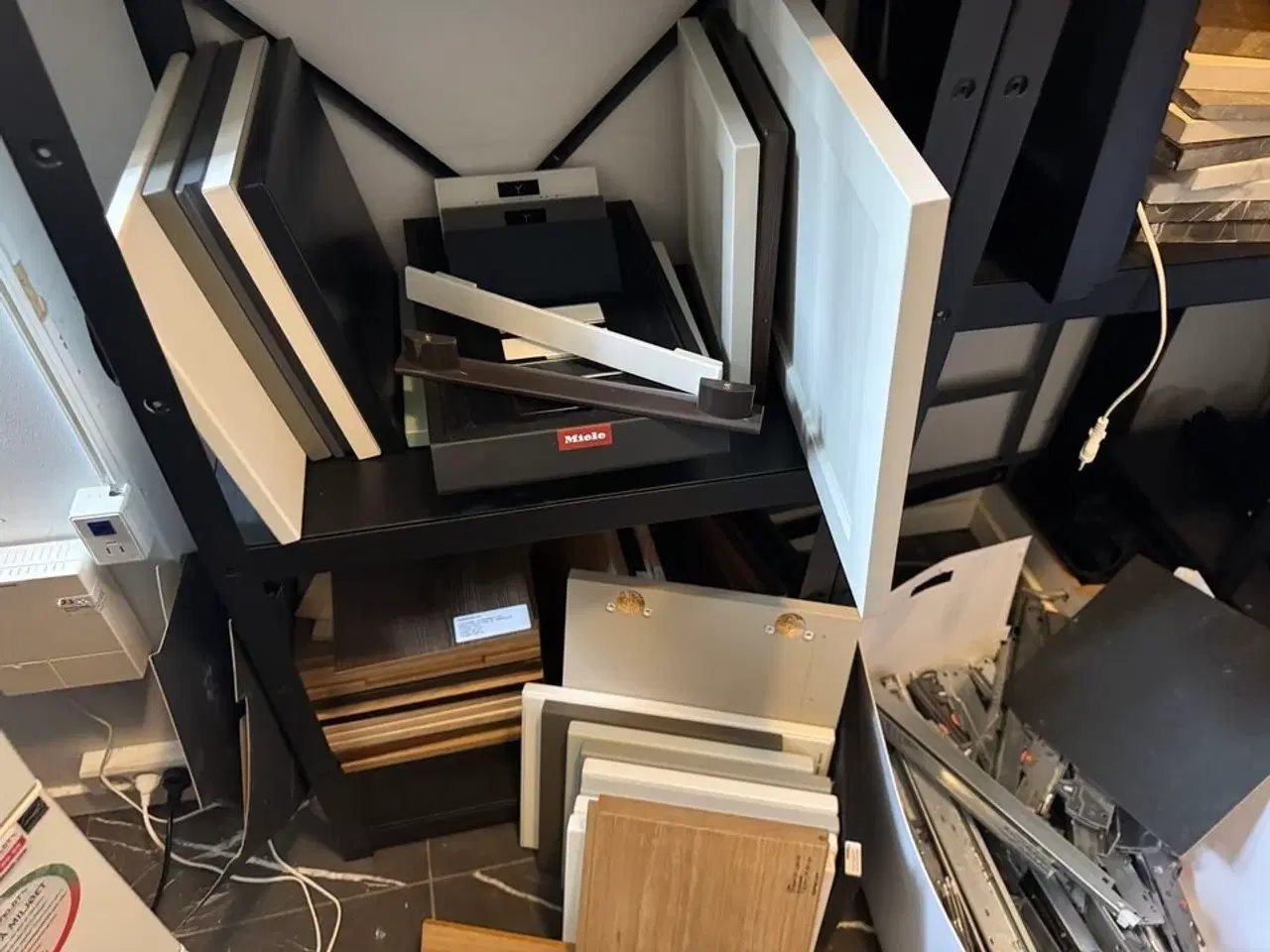 Billede 16 - 4 stk. Stålreoler med indhold