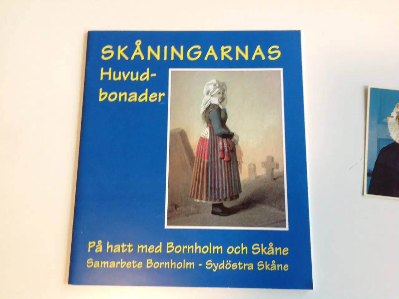 Billede 4 - På hat med Bornholm. /Skåninggarnas Huvudbonader