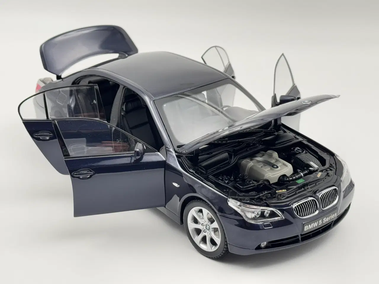 Billede 6 - 2003 BMW 545i V8 Sedan E60 - KYOSHO - 1:18