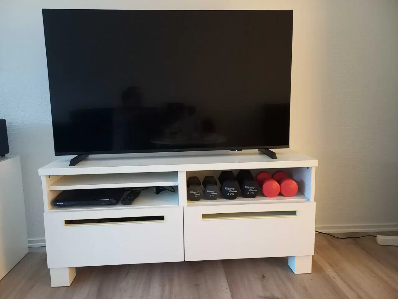 Billede 1 - Tv bord i råhvid 350 kr