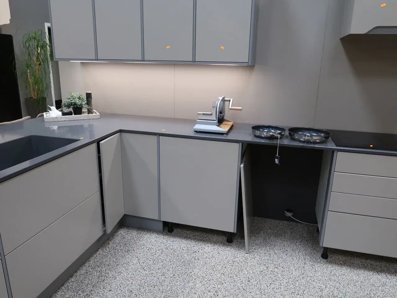 Billede 12 - Køkken NORDANRO uden hårdehvidearer/armatur med stenbordplade SILESTONE