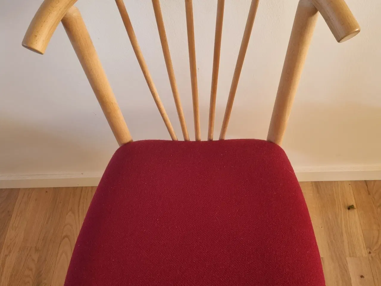 Billede 1 - Stole med rødt betræk