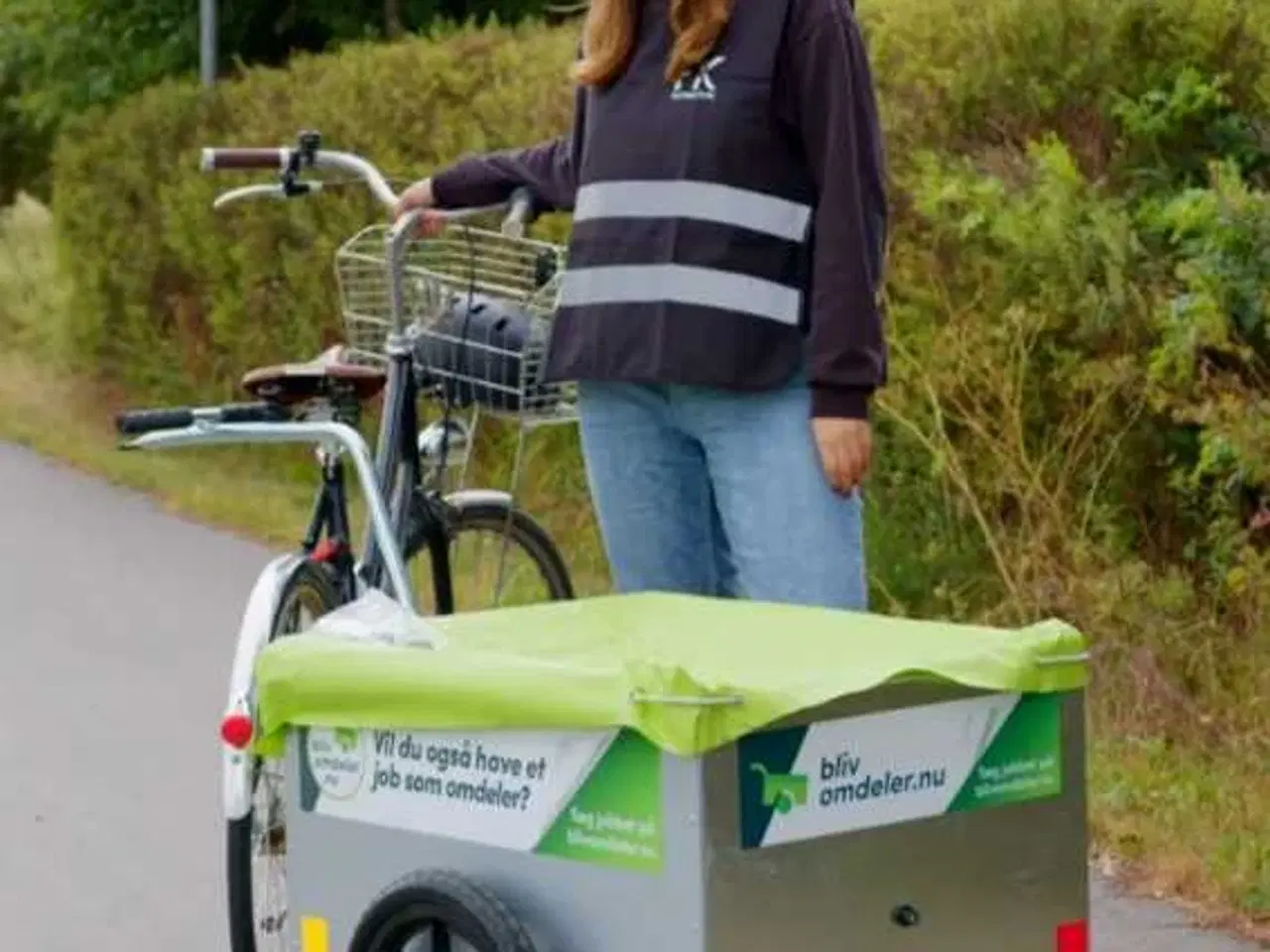 Billede 1 - SØGER: Avis Omdeler. aviser, hver affald, træ flis