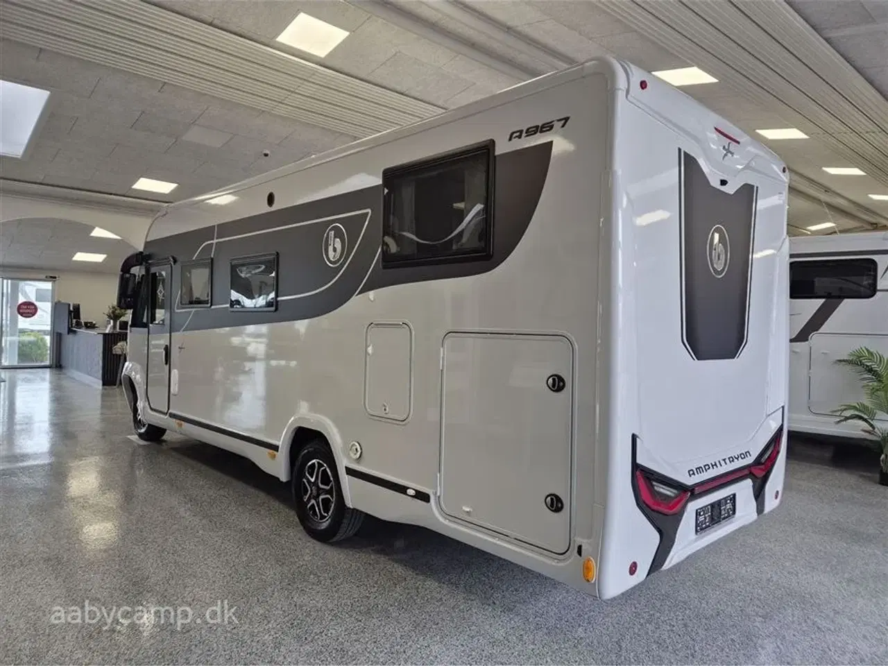 Billede 3 - 2024 - Benimar Amphitryon 967 Northautokapp   Nk.Pakke. Automatgear. solceller. 200Ah Lithium. 2000W inverter. luftundervogn på bagaksel. Hydrauliske støtteben. Alarm. Gasbageovn. Elektrisk tømning af frisk/spildevand. 3m vandfilter. tv samt internet antenne. Kan vejes op til 4400 kg.