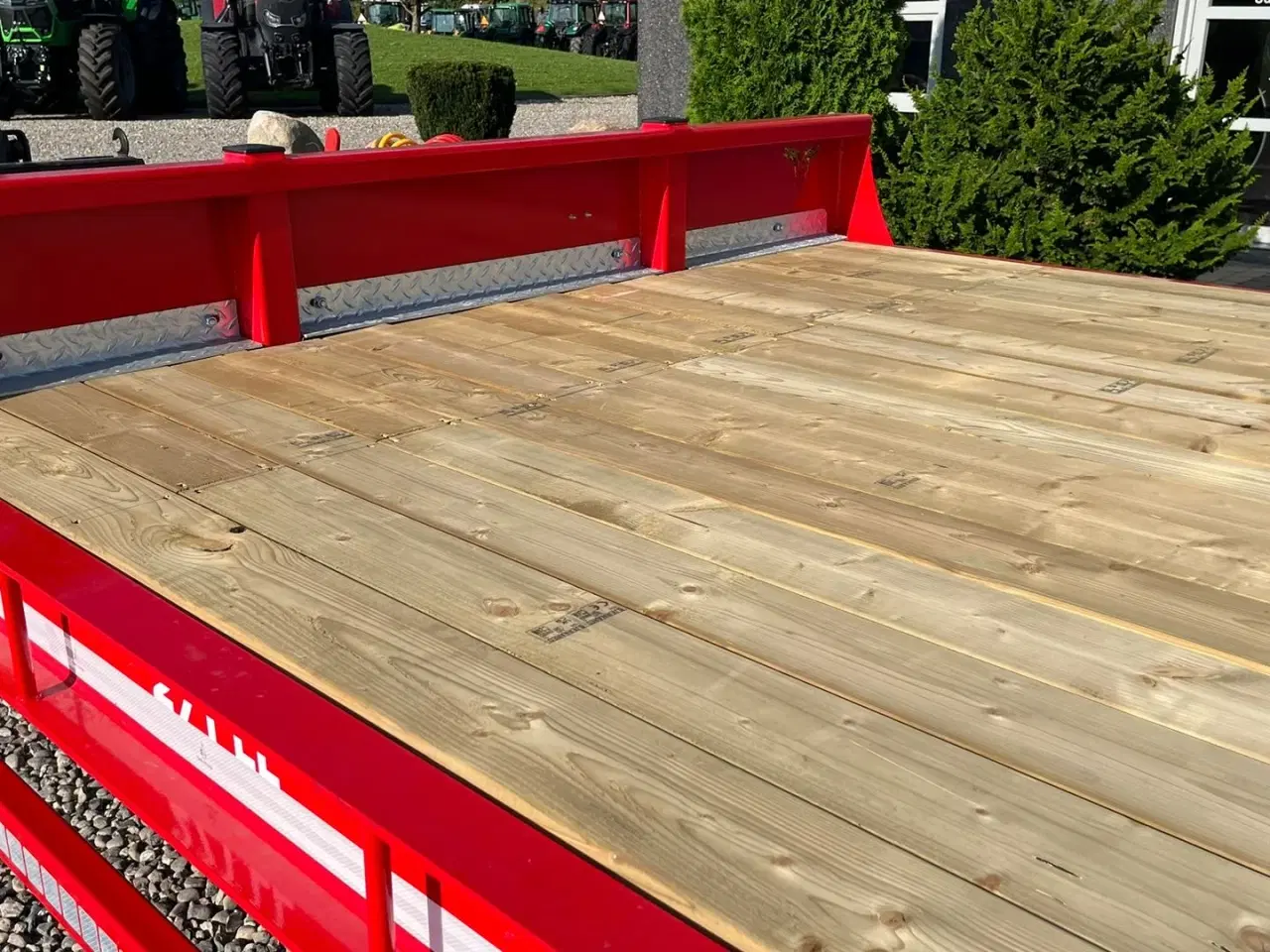 Billede 12 - Tyrone 27TLL LANG MODEL med kombi bremser, både luft og hydrauliske bremser. Affjedret træk og affjedret aksler. Med hydrauliske ramper og værktøjskasse