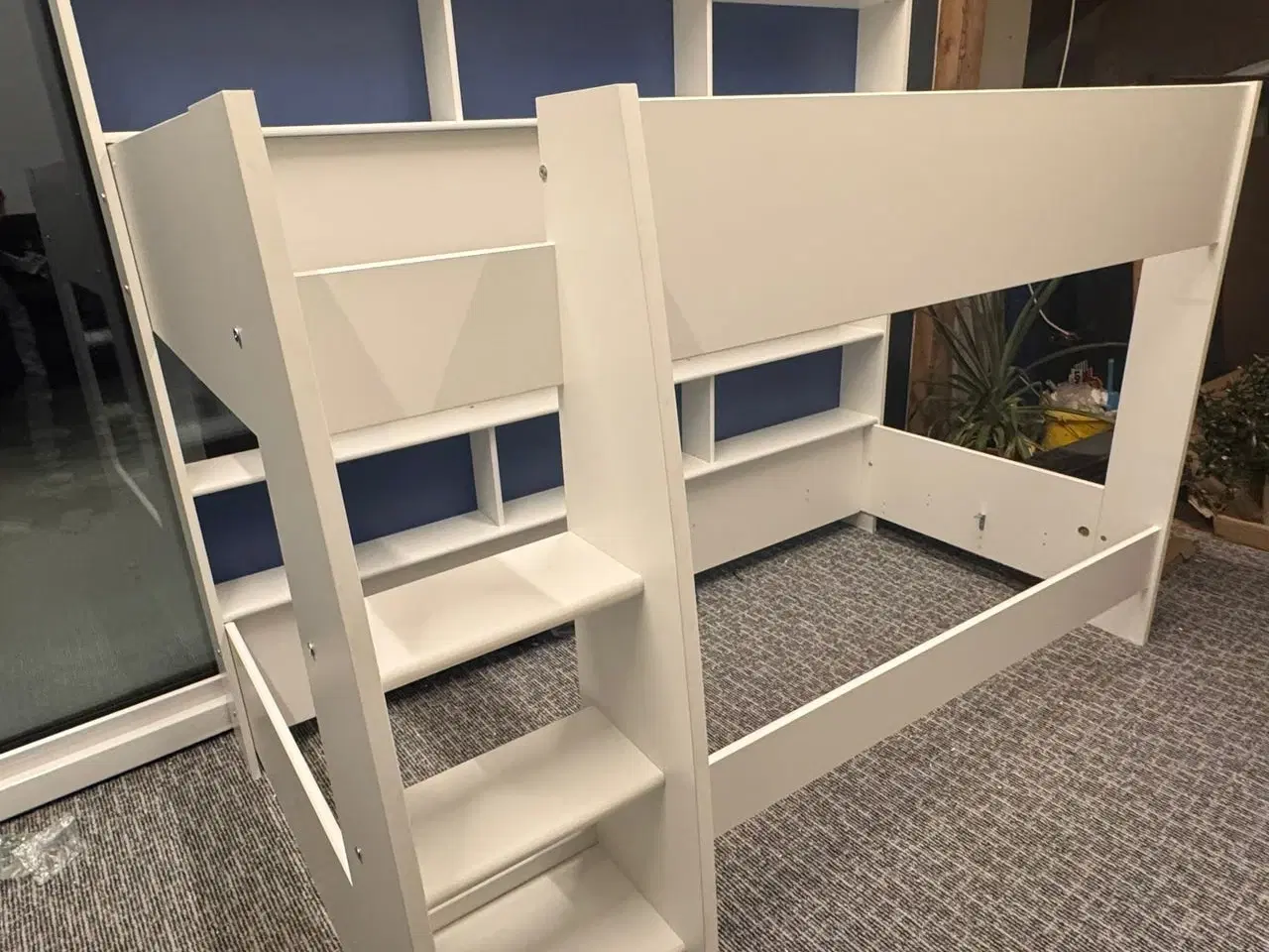 Billede 1 - Halvhøj seng med reol hvid