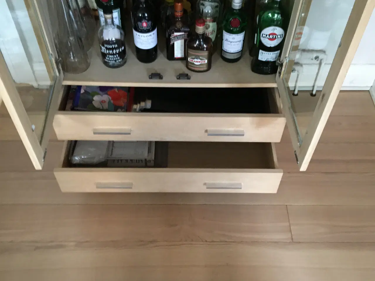 Billede 3 - Massivt sæbebehandlet egetræs-vitrineskab