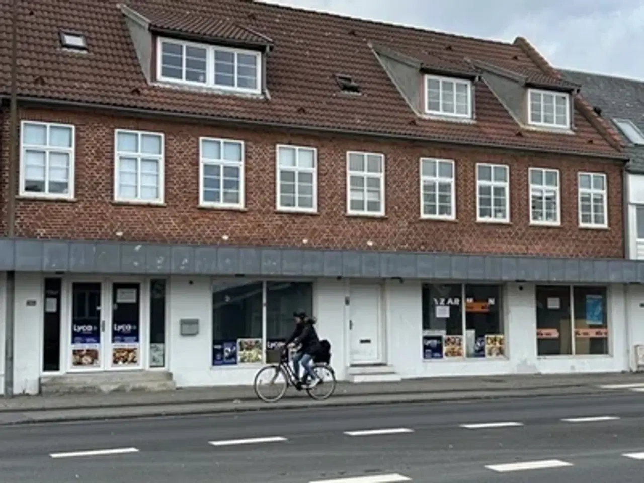 Billede 1 - Synligt butik med parkering