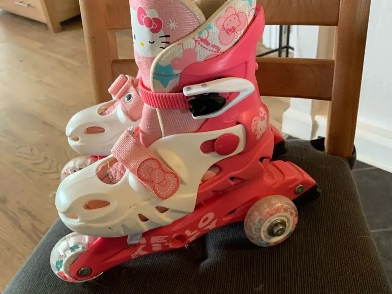 Billede 2 - Hallo kitty rulleskøjter sælges.,