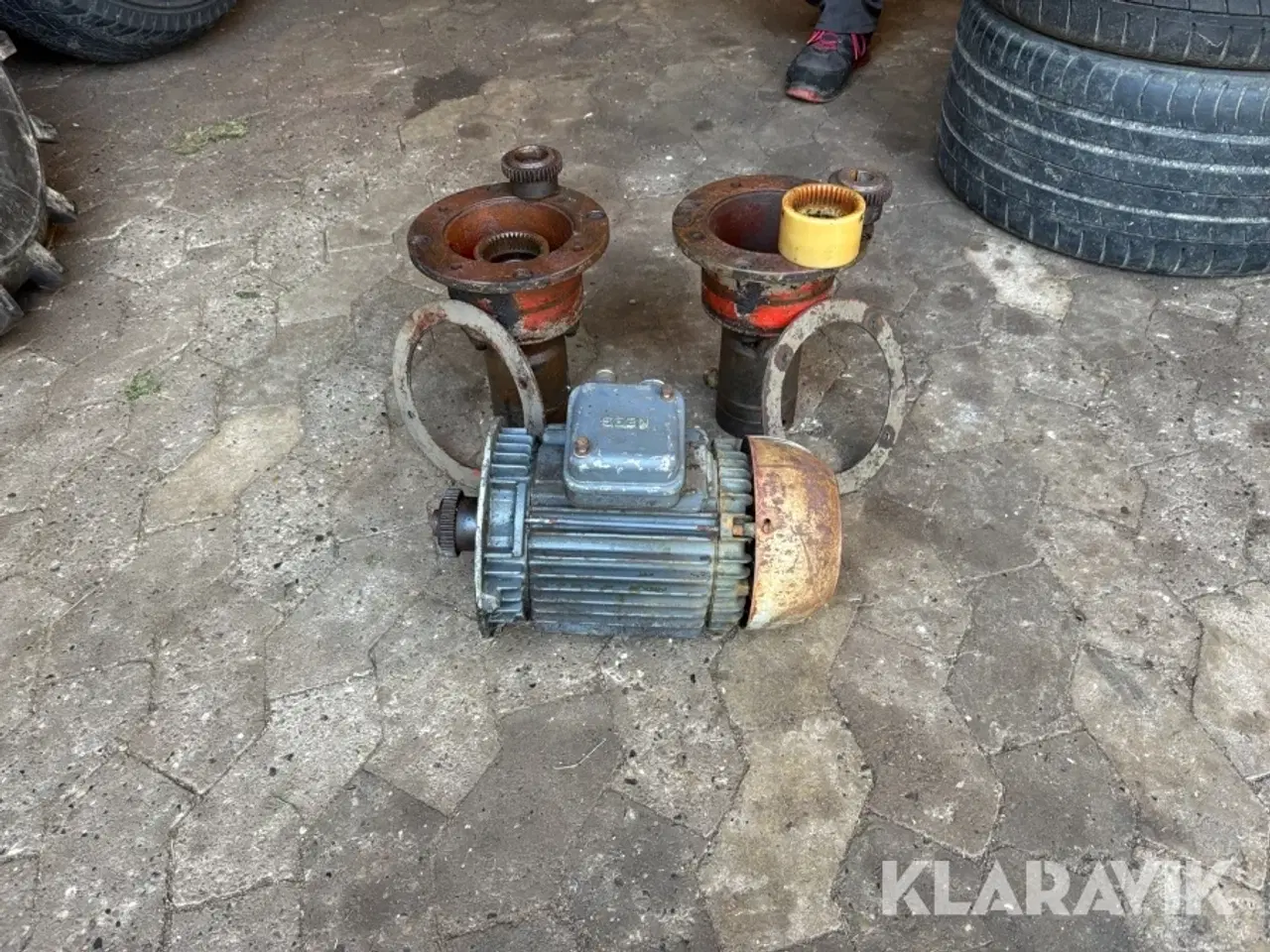 Billede 2 - Pumpe til indbyg. I hydrauliktank 2 stk + elmotor