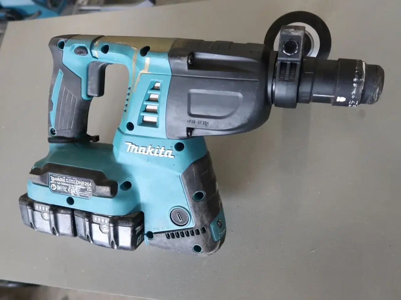 Billede 2 - Borehammer MAKITA DHR264 med 2 batterier
