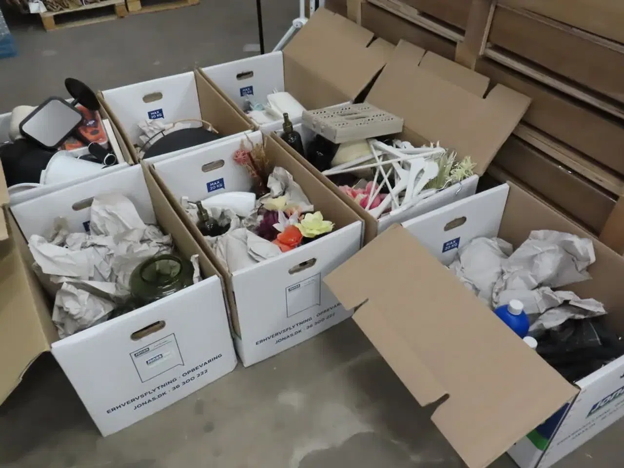 Billede 1 - Indhold af te-køkken samt diverse brugskunst