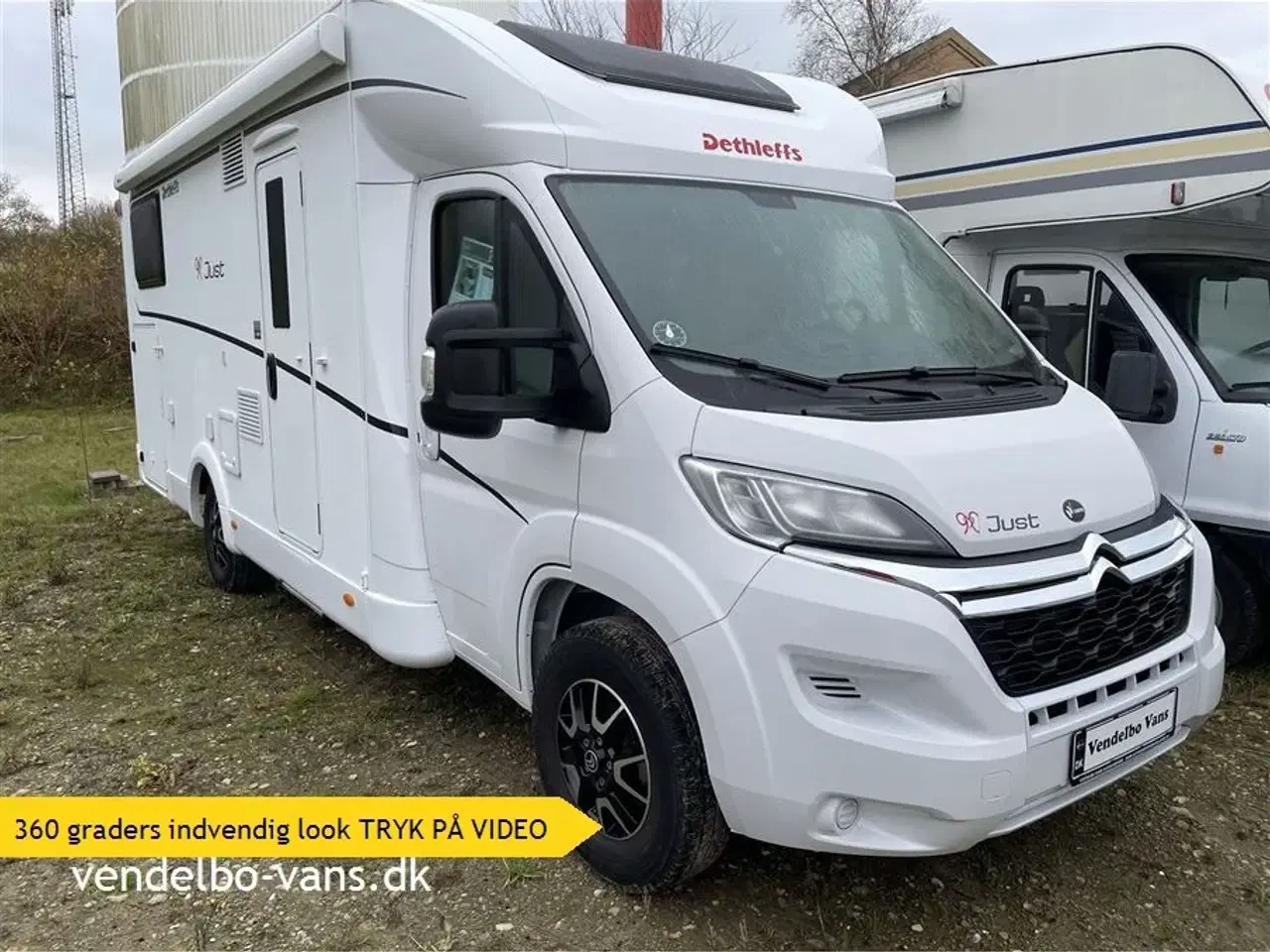 Billede 1 - 2025 - Dethleffs Just T 7052 EB - 90 Year Enkeltsenge over garagen og el-hæve/sænkeseng over siddegruppen