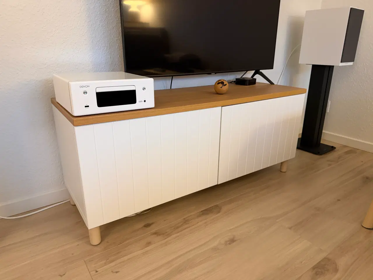 Billede 2 - IKEA TV-bord med hvidt kabinet og trætop