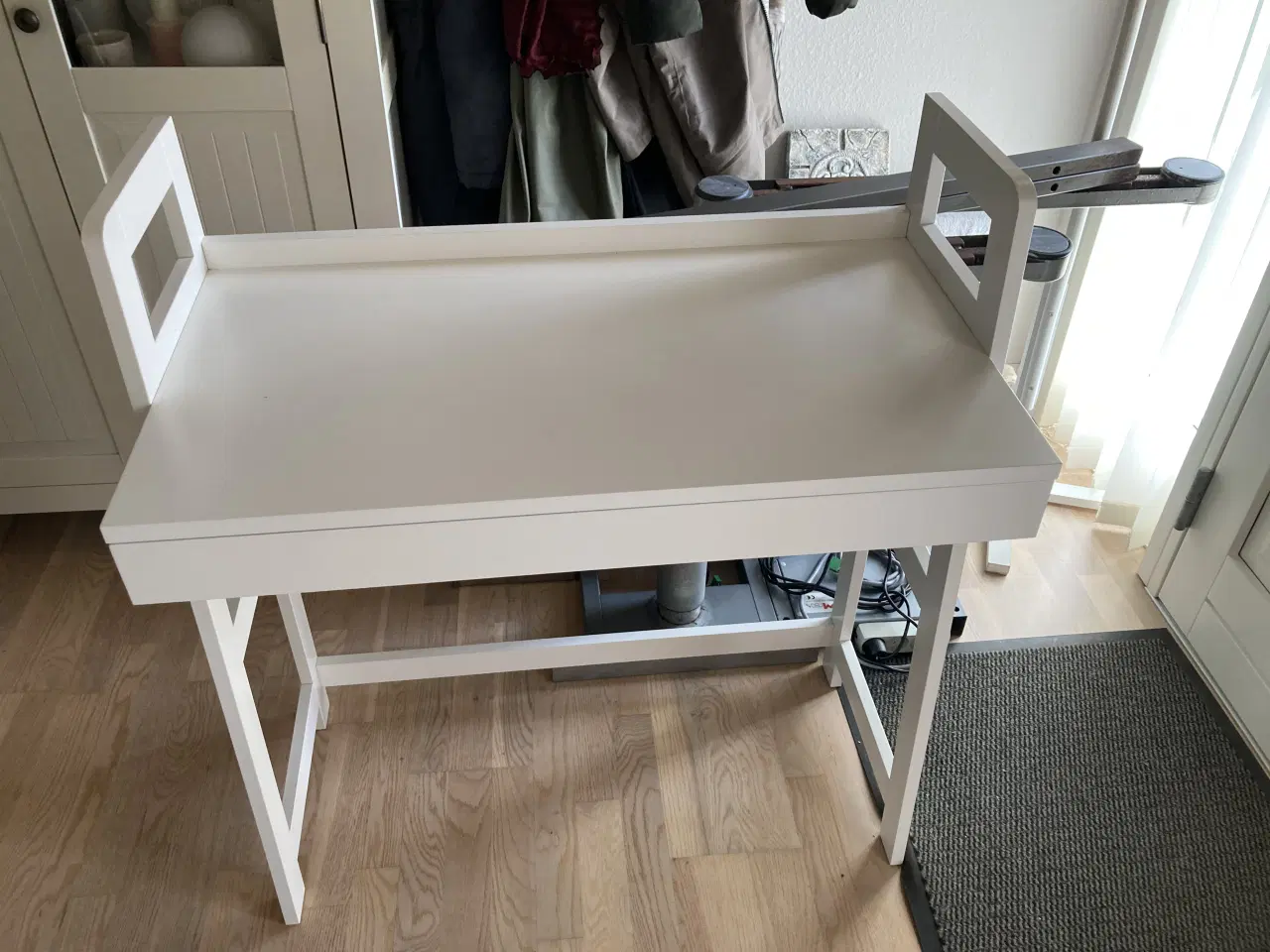 Billede 1 - Hvidt Skrive/sminkebord