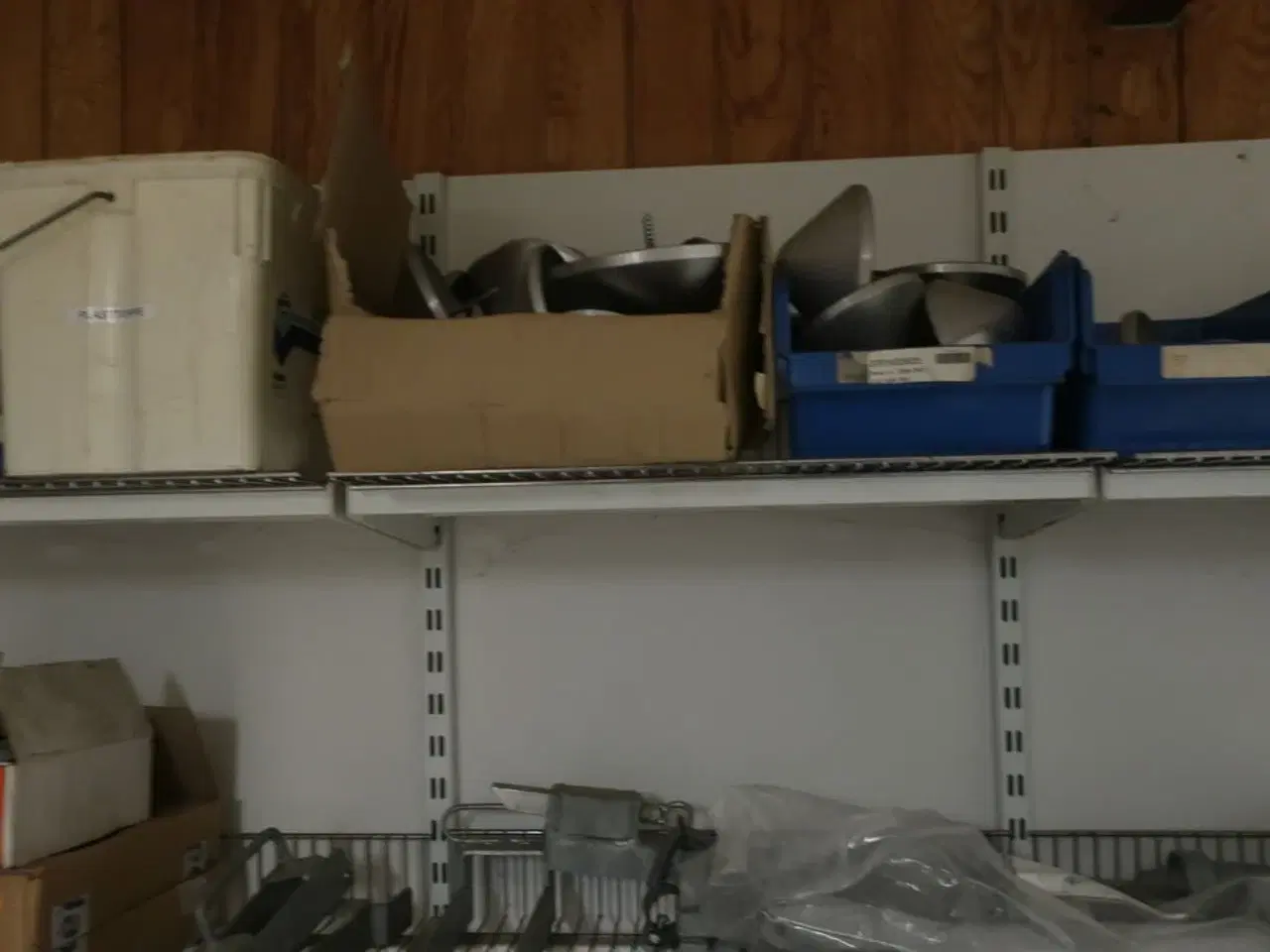 Billede 20 - 4+1 fag reoler inkl. indhold (hegnstilbehør m.v.) (se billeder)