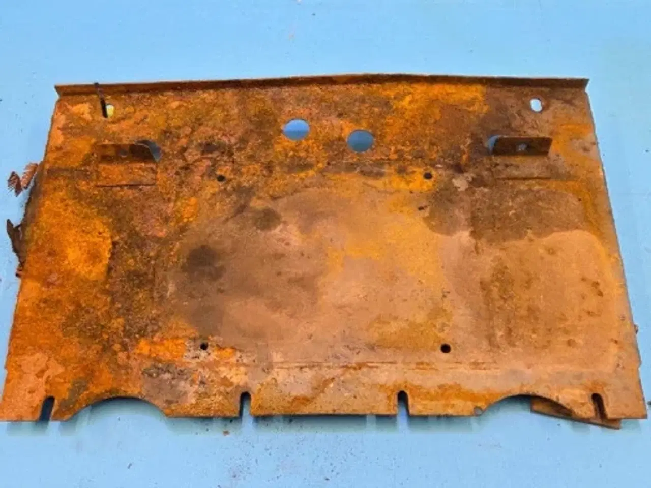 Billede 8 - Massey Ferguson 3085 Batteriholder 3387030M95