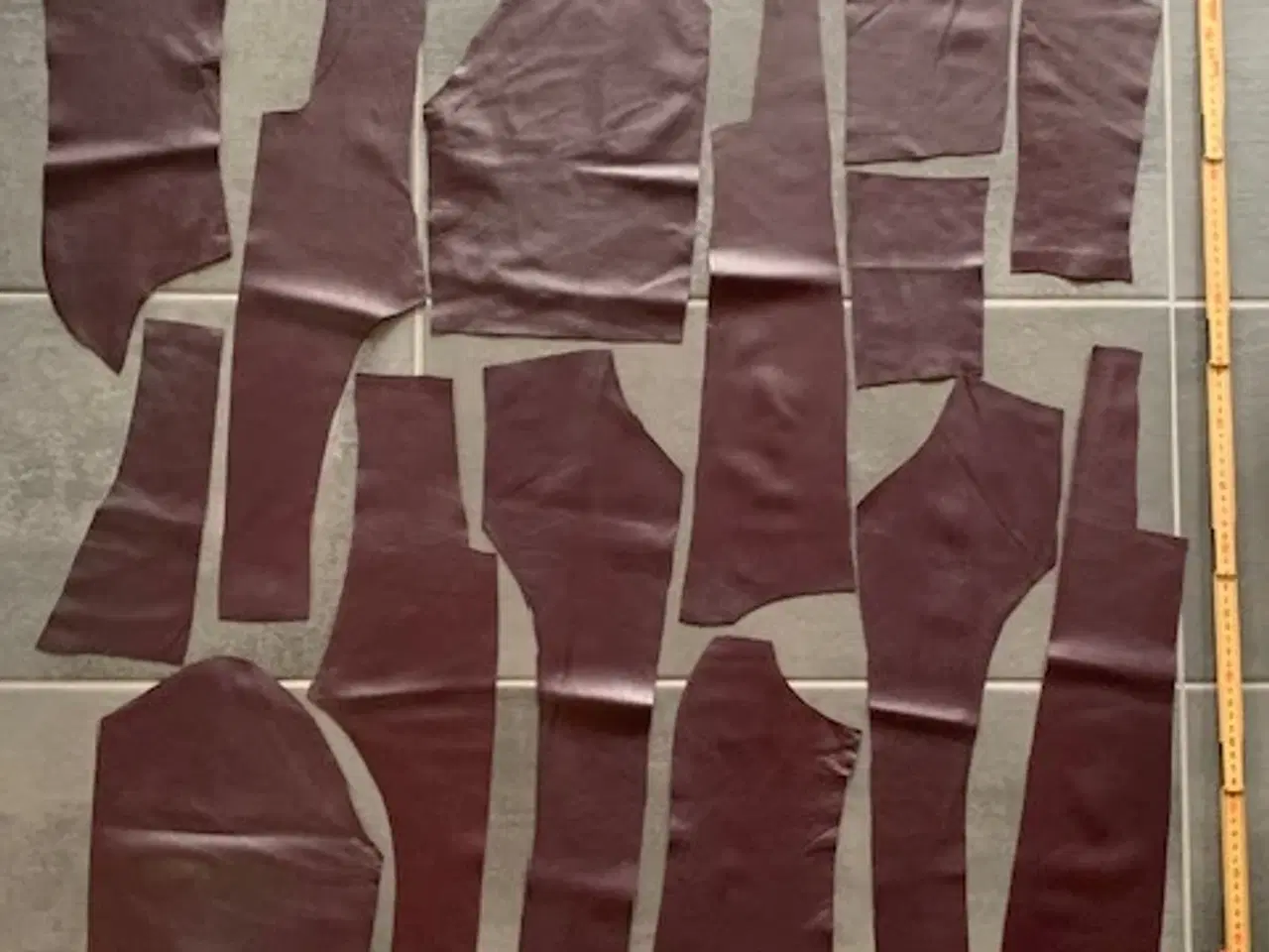 Billede 2 - Skind rester 14 stk. bordeaux i tynd kvalitet