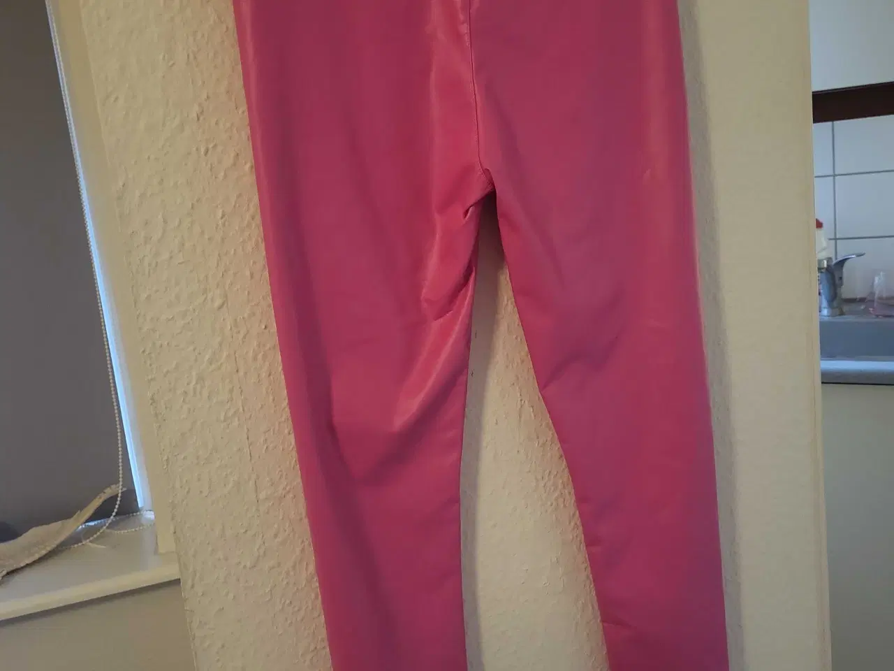 Billede 11 - Sorte & Lyserøde Latex Leggins