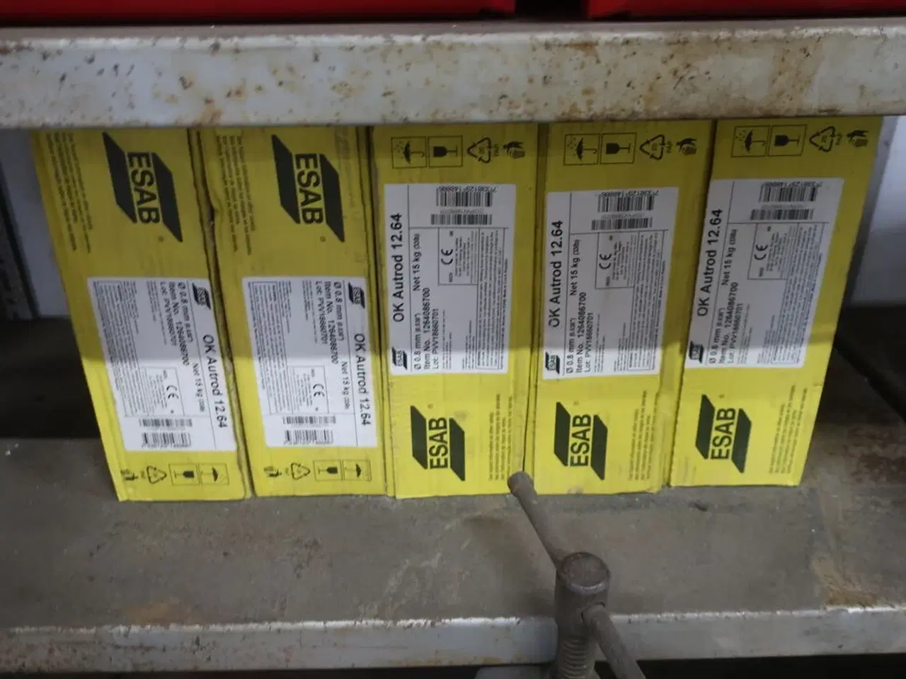 Billede 8 - 3 stk. lagerreoler med div. Værktøj, varelager, batterier m.m.