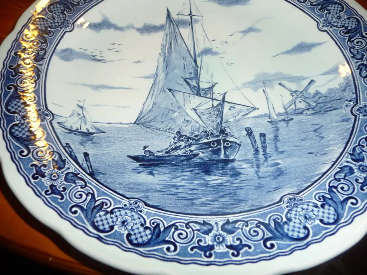 Billede 1 - Delfts platte med skibe, måler 31 cm.