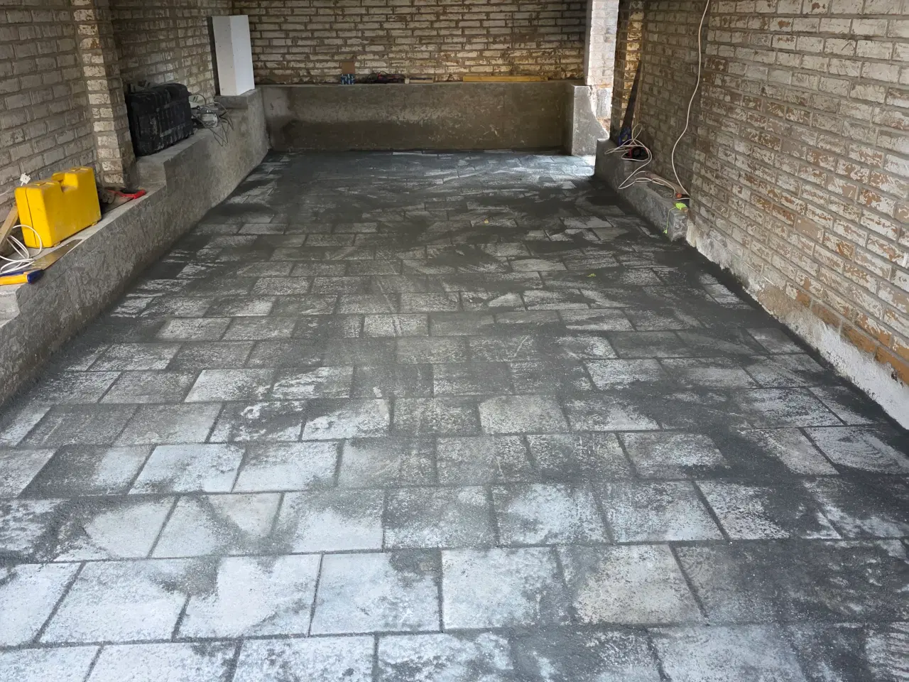 Billede 15 - Jeg udfører belægningsarbejde.