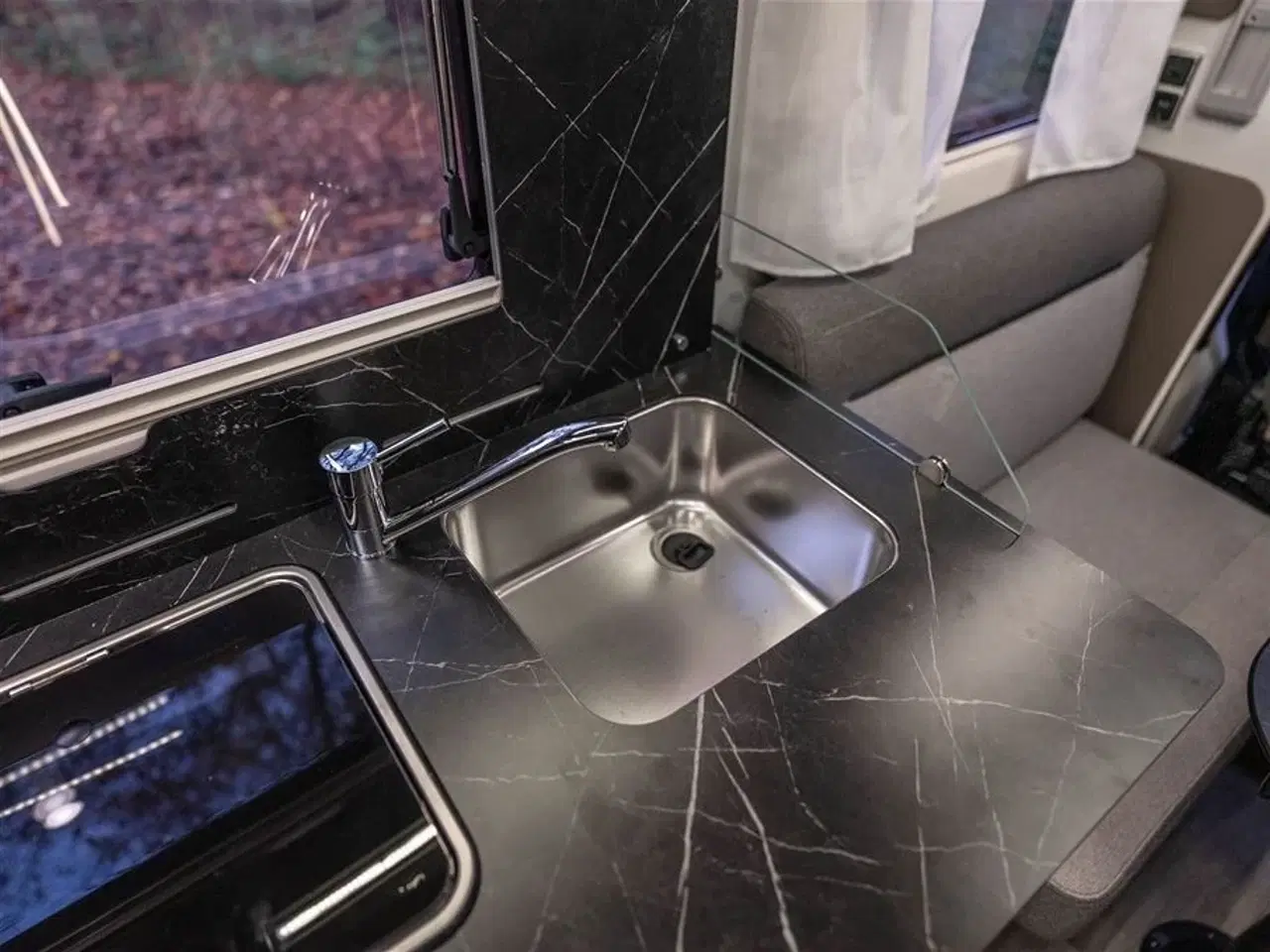 Billede 7 - 2026 - Benimar Mileo 268   Skandinavisk design og komfort året rundt