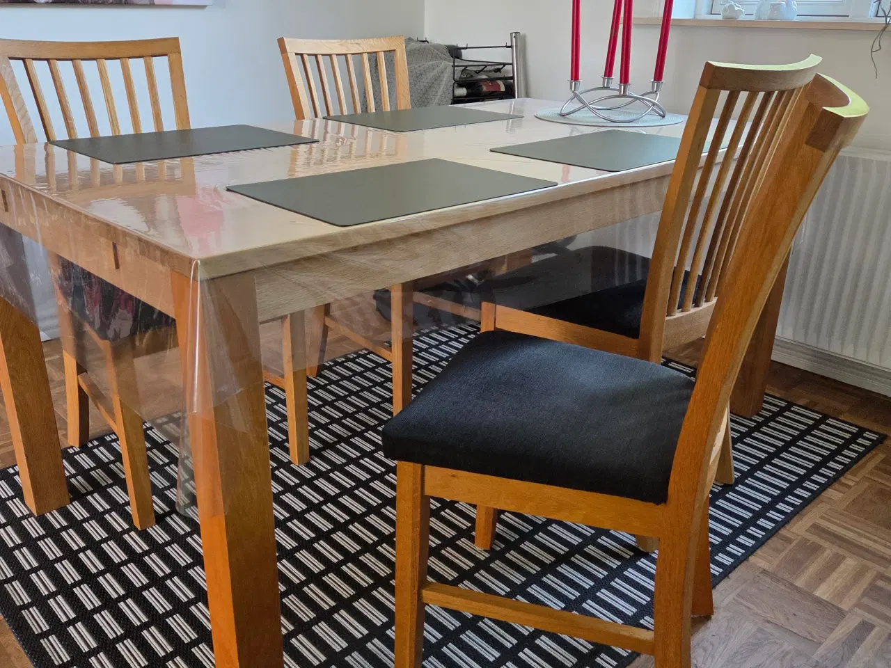 Billede 3 - Spisebord i træ med 4 stole 