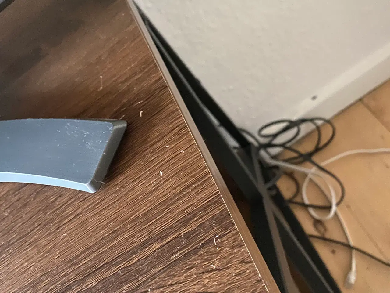 Billede 3 - TV-bord i brunt egetræ med sort stel