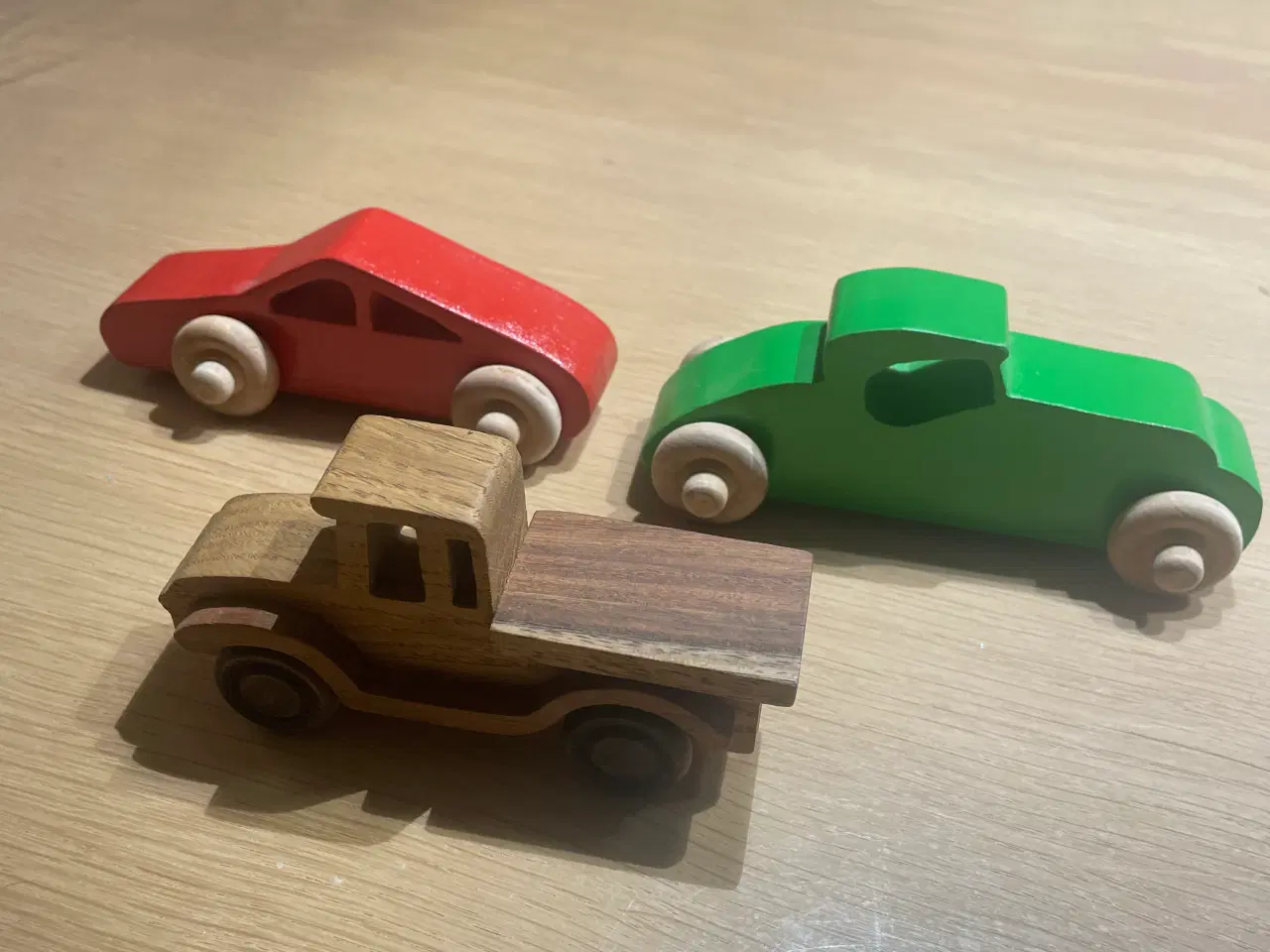 Billede 1 - Flotte håndlavede biler i træ.