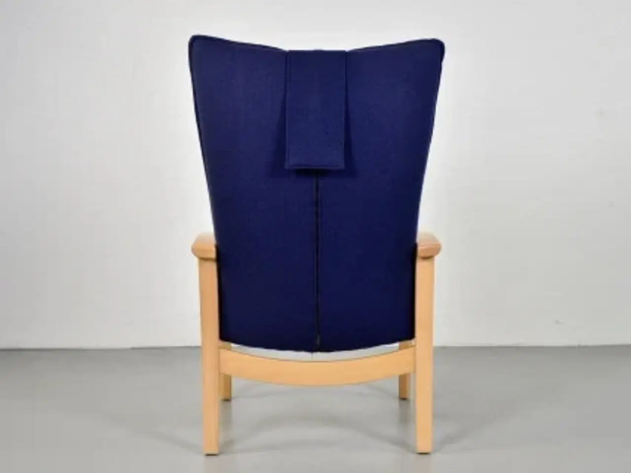 Billede 5 - Farstrup hvile-/lænestol med mørkeblå polster og nakkepude.