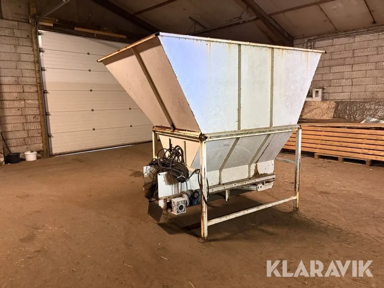 Billede 1 - Silotank med transportbånd