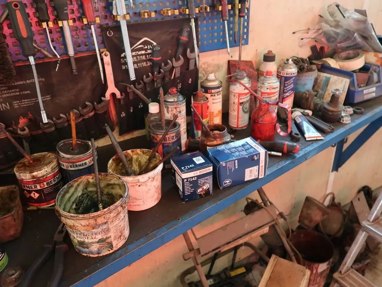 Billede 7 - Arbejdsbord med skrue samt div. Værktøj m.m.