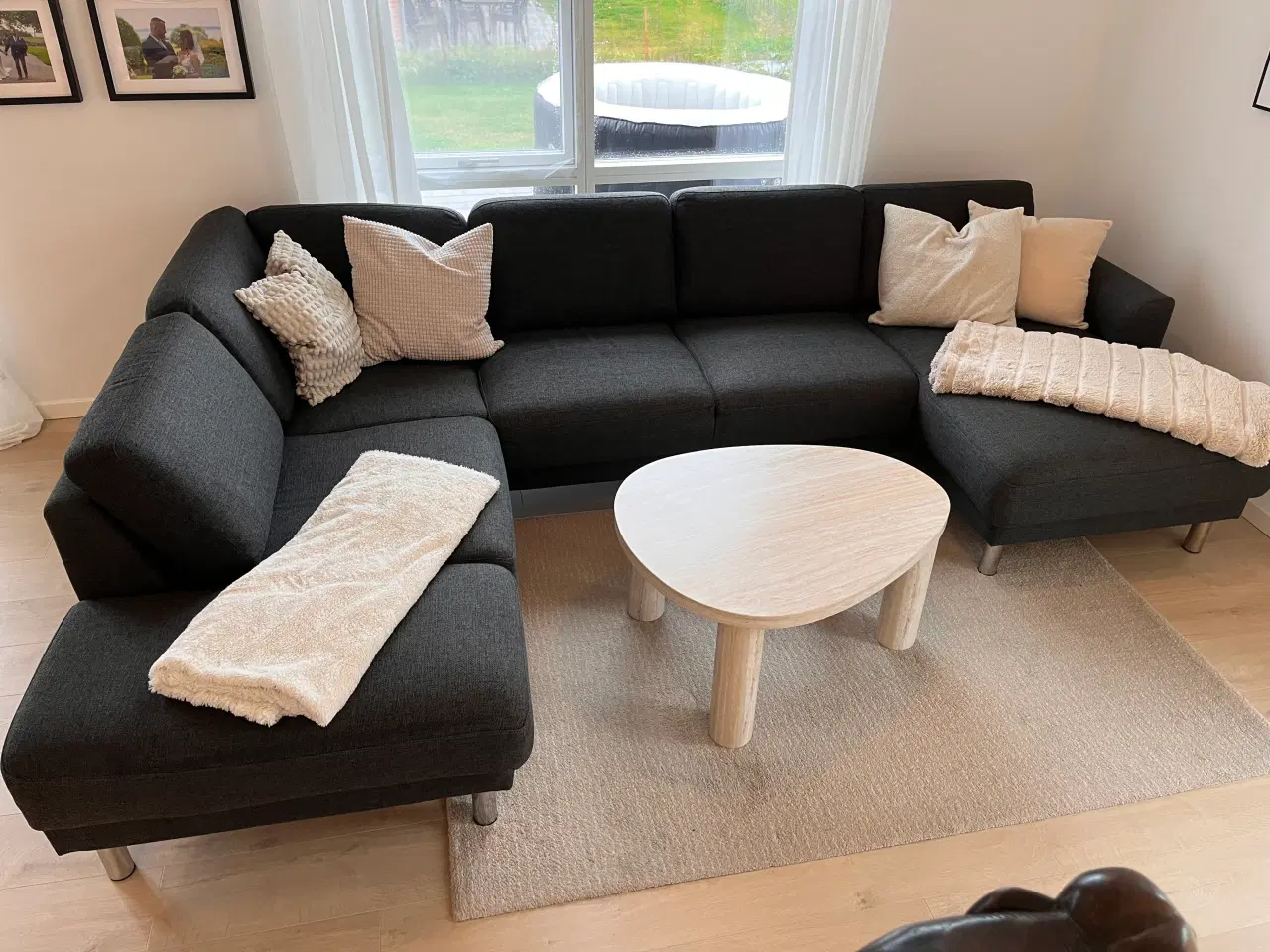 Billede 3 - Flot mørkegrå u-sofa – nyrenset