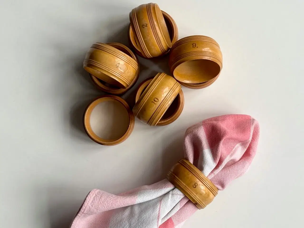 Billede 2 - Sæt servietringe af træ, nummererede