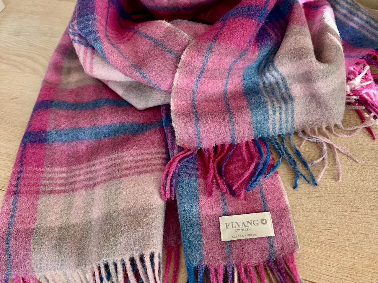 Billede 2 - To ubrugte flotte halstørklæder af uld og bomuld