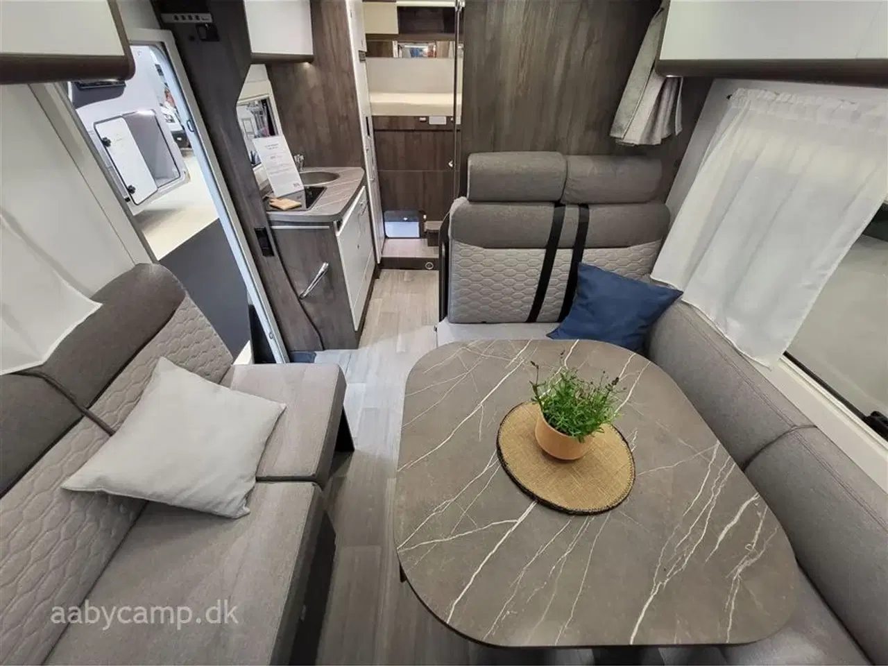 Billede 10 - 2025 - Benimar Tessoro 444   Rummelig top udstyret Camper