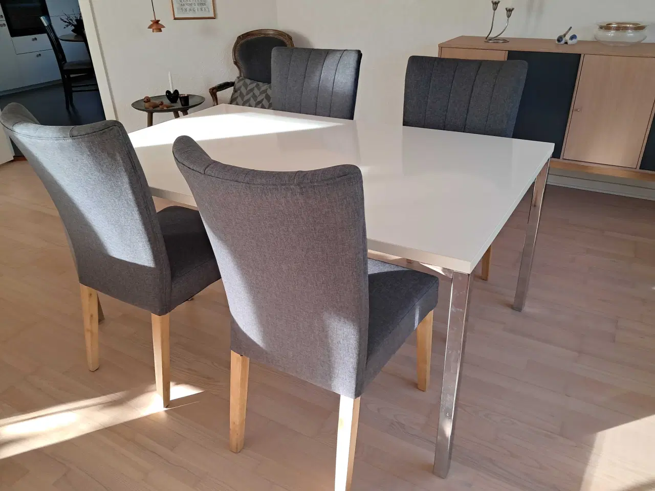 Billede 2 - Spisebord med 4 stole sæt.