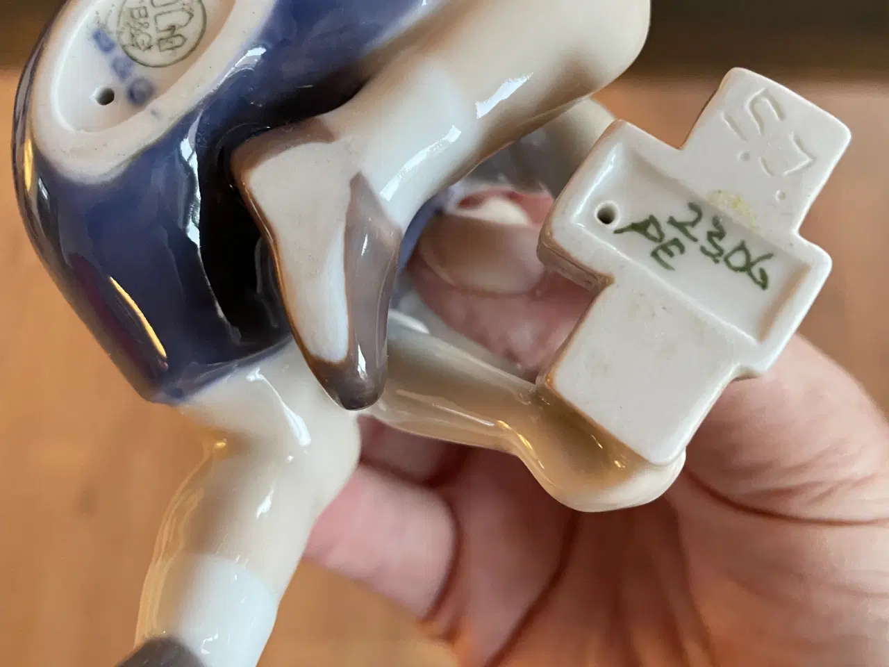 Billede 2 - Porcelænsfigur legende dreng