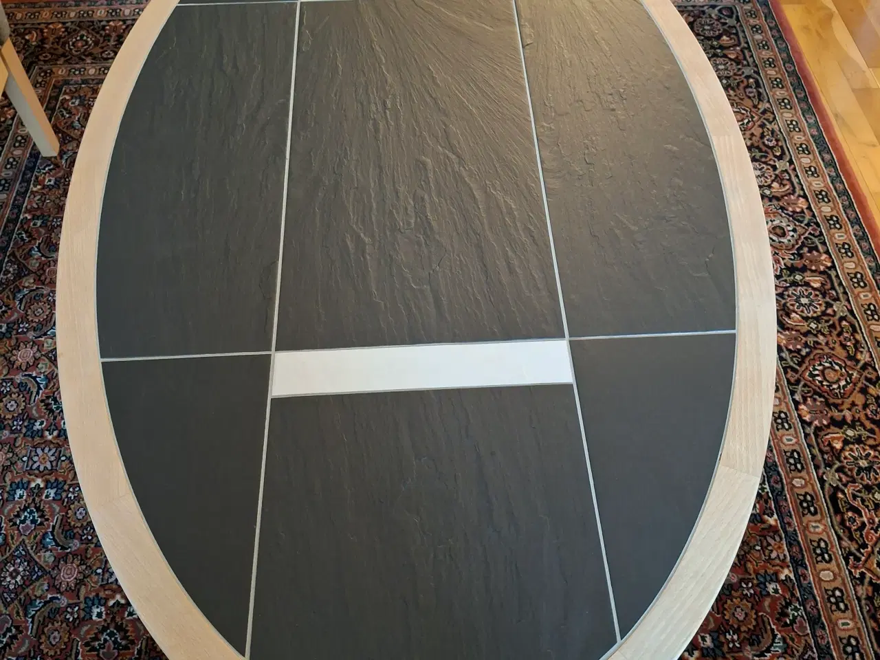 Billede 2 - Ovalt sofabord i massiv bøg med grå skifer/kakler