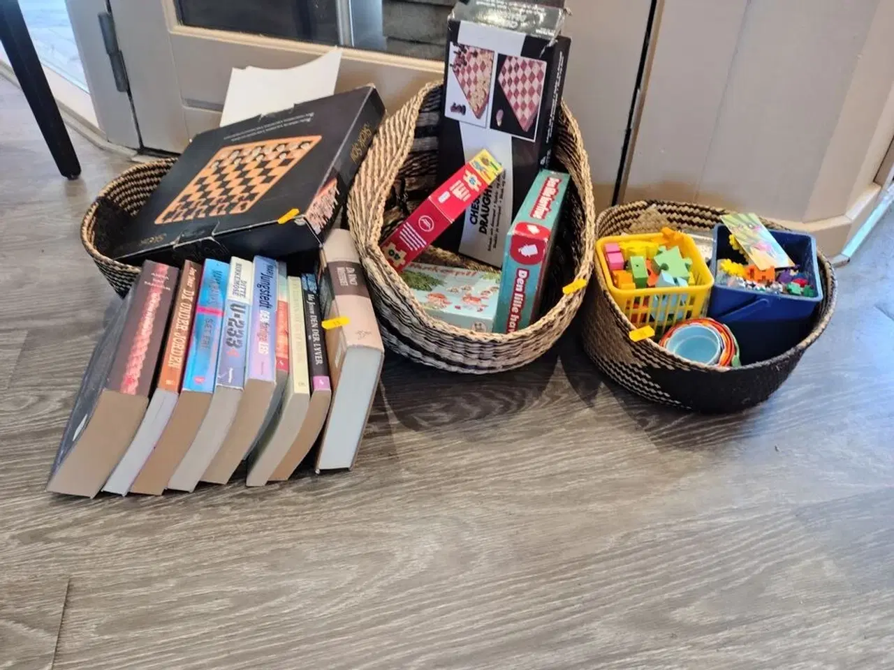 Billede 2 - Kurve med legetøj, spil og bøger