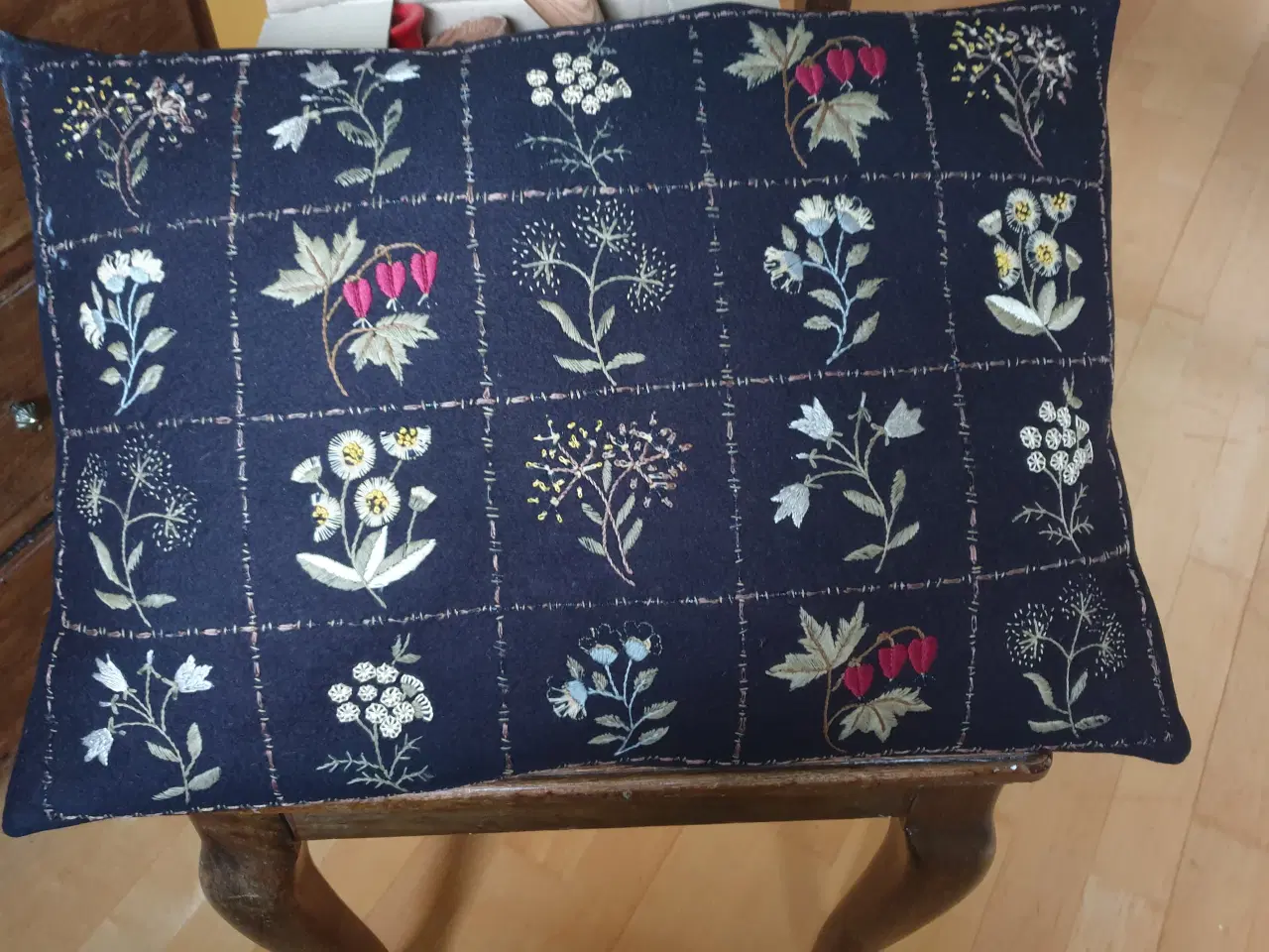 Billede 1 - Antik Sort Pude med Flotte Blomsterbroderier