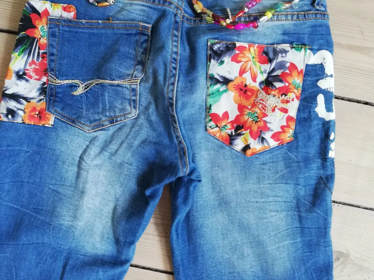 Billede 1 - Jeans med  blomster 