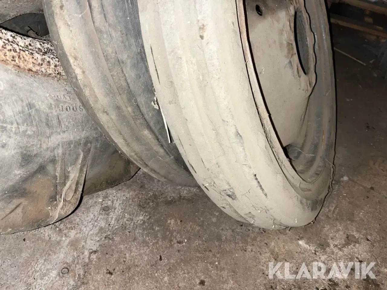 Billede 8 - Traktordæk fra Grå MF - 4 styk