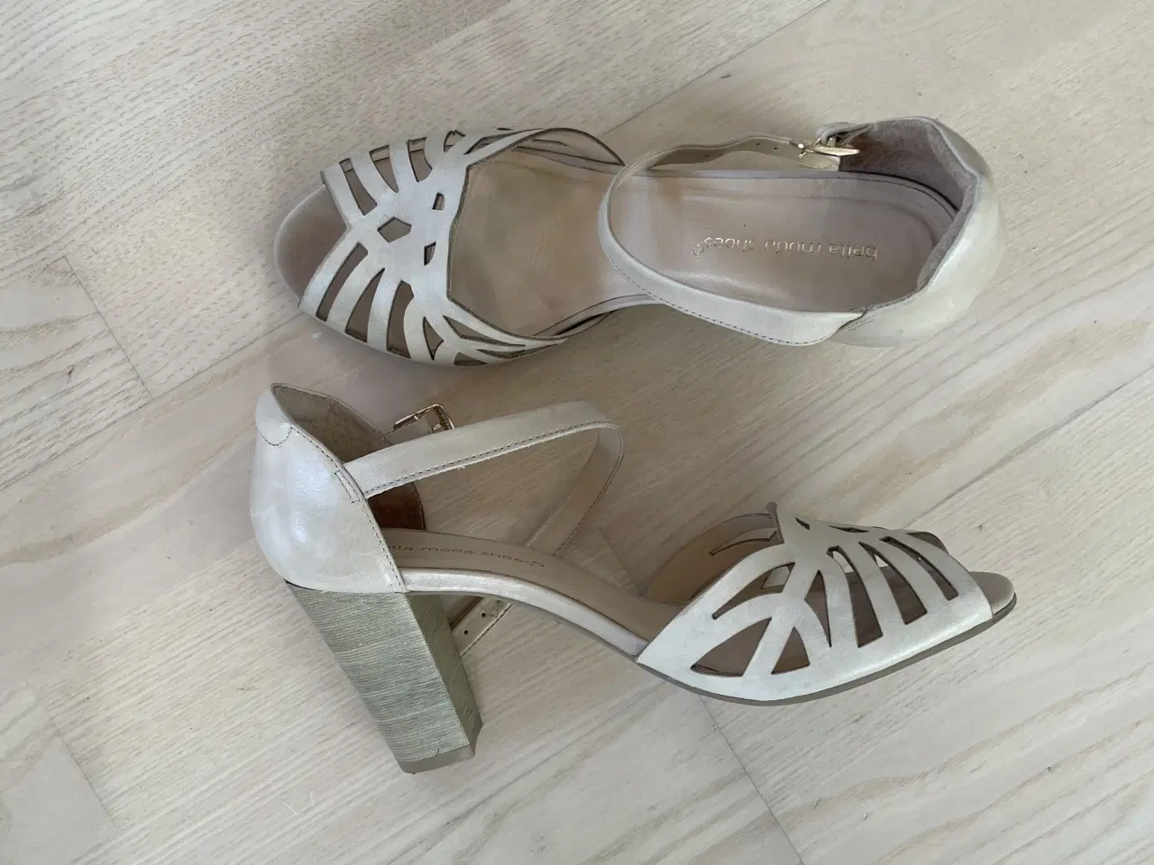Billede 1 - Lys beige sandal