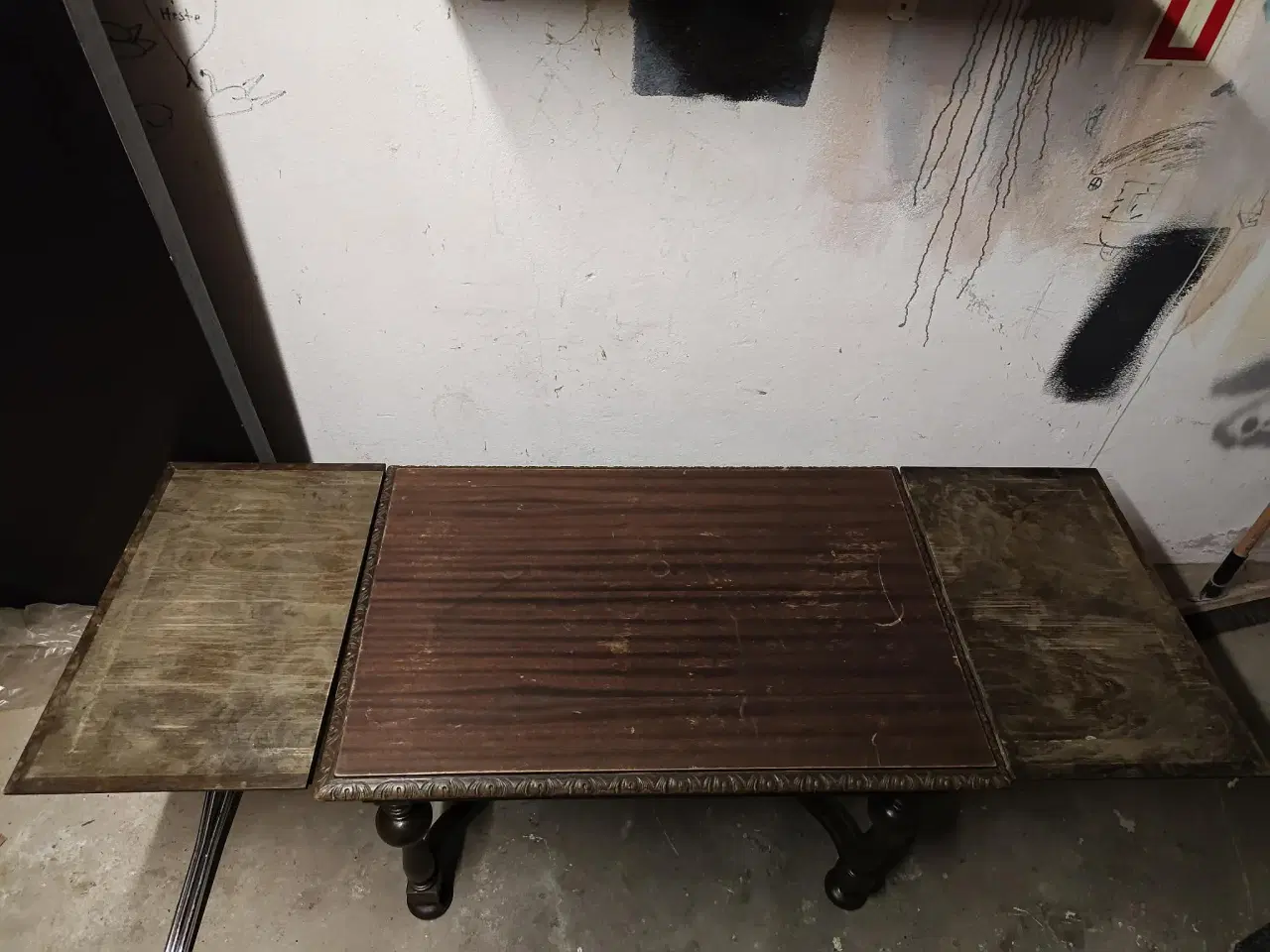 Billede 2 - Massivt sofabord i træ – slidt, men solidt