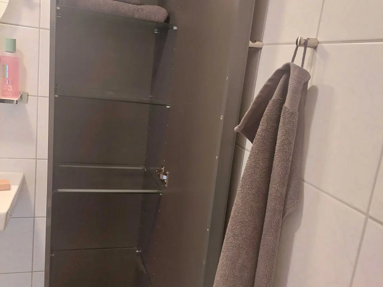 Billede 3 - Gråt skab m/ 4 glas hylder