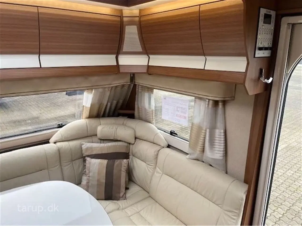 Billede 11 - 2014 - Kabe Royal 590 ETDL KS   Fortelt: Isabella Nordic 300, Truma XT mover, skind i siddegruppe, lysskinne, ALDE varme, vand båren gulvvarme, rundsiddegruppe, enkeltsenge